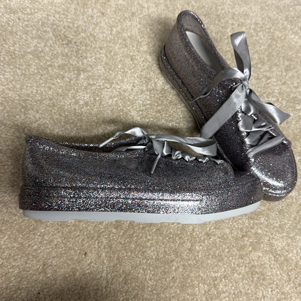 Women’s 7 DISNEY X MELISSA Silver Sparkle Lace Up Sparkle Sneakers Walking Shoes - Picture 2 of 7